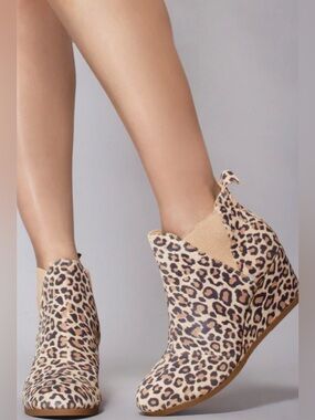 TOMS Kelsey Leopard Print Suede Wedge Ankle Booties Desert Tan 6.5 NWOB